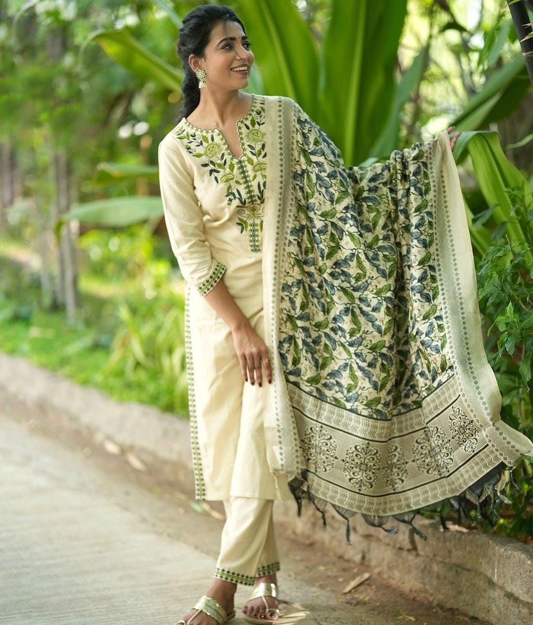 Royal Libas Exclusive Straight Suit Set